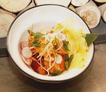 Курица в кисло-сладком соусе с ананасом и киноа