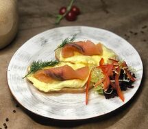 Скрэмбл на чиабатте с лососем