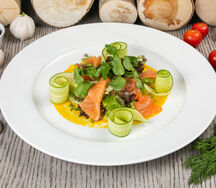 Салат со слабосоленым лососем и авокадо