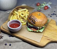 Бургер с котлетой из мраморной говядины