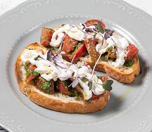 Брускетта со страчателлой и томатами