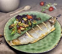 Форель, запеченная с овощами гриль