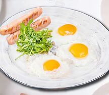 Яичница с сосисками