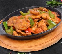 Курица, жаренная с овощами