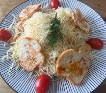 Салат Цезарь с курицей
