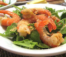 Руккола с тигровыми креветками