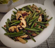 Тушеная стручковая фасоль с зеленым горошком и грибами