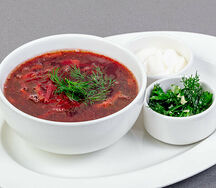 Борщ московский с мясом и сметаной