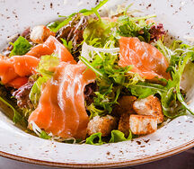 Салат с семгой и соусом дор-блю