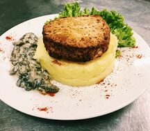 Фирменная котлетка из индейки с грибным соусом