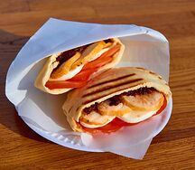 Пита с курицей, моцареллой и вялеными томатами