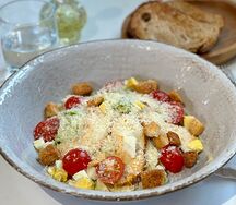 Салат Цезарь с куриной грудкой