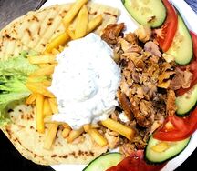 Открытый (на тарелке) сувлаки с курицей