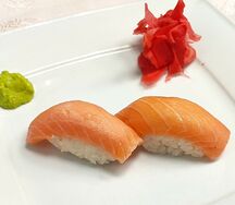 Суши с лососем 2 шт