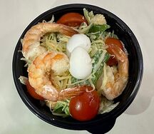 Салат Цезарь с тигровыми креветками