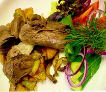 Пряная баранина, томленная с жареным картофелем и грибами 