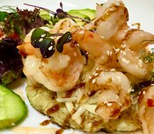 Креветки с авокадо и цукини