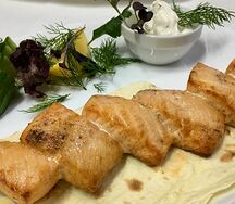 Шашлык из лосося с соусом тартар