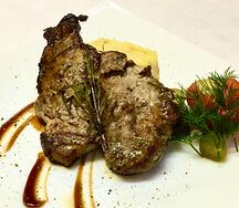 Стейк из cвинoй шеи с горчичным пюре