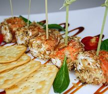 Рулетики из лосося с пшеничными тостами