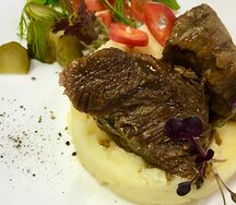 Говяжьи щечки с картофельным пюре