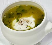 Зеленые щи с яйцом пашот