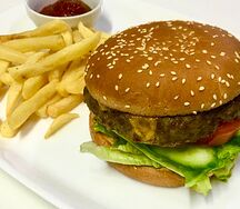 Бургер с курицей и картофелем фри