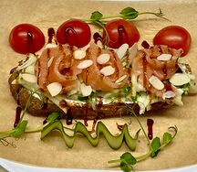 Брускетта с лососем и яблочным гуакамоле