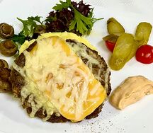 Бифштекс с сыром и картофельным пюре