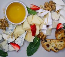 Сырное плато с крекером