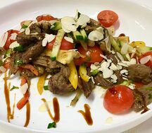 Салат мраморная говядина с грибочками и овощами