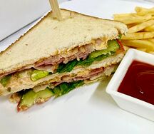 Клаб-сэндвич с беконом и картофелем фри