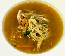 Консоме из курицы с домашней лапшой