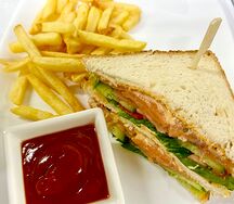 Клаб-сэндвич с лососем и картофелем фри