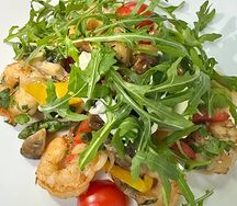 Салат с креветками, шампиньонами, вешенками, спаржей