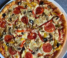 Пицца с курицей и овощами