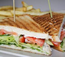 Клаб-сэндвич с курицей и картофелем фри