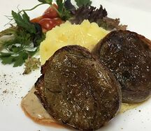 Медальоны из телятины с картофельным пюре и грибным соусом