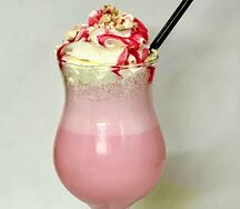 Коктейль молочный клубничный