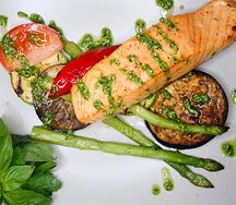 Стейк лосось с овощами гриль