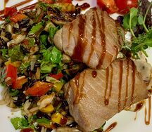 Стейк из тунца с ароматным диким рисом