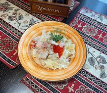 Феттуччине с семгой и красной икрой