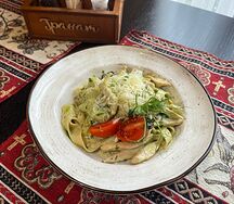 Феттуччине с курицей и соусом песто