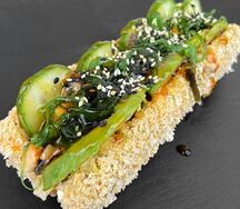 Суши-дог с лососем и чукой