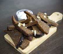 Чесночные гренки с соусом