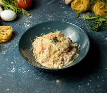 Паста с копченым филе курицы
