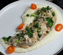 Бефстроганов под соусом бешамель с картофельным пюре
