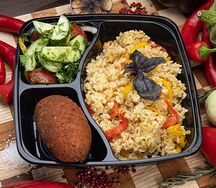 Булгур, котлета по-киевски, салат овощной