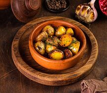 Молодой картофель с чесноком и с зеленью