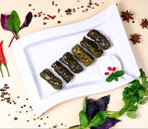 Долма с соусом